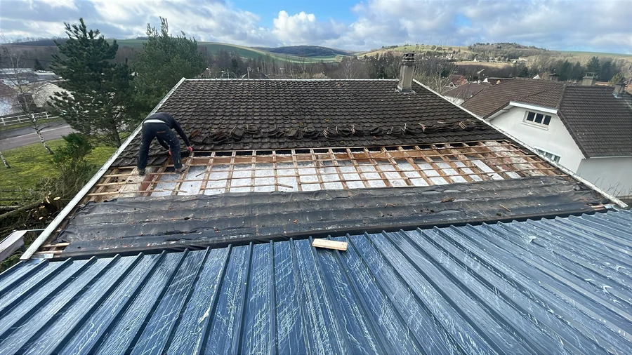 Bac acier — Couverture en bac acier posée sur un bâtiment annexe