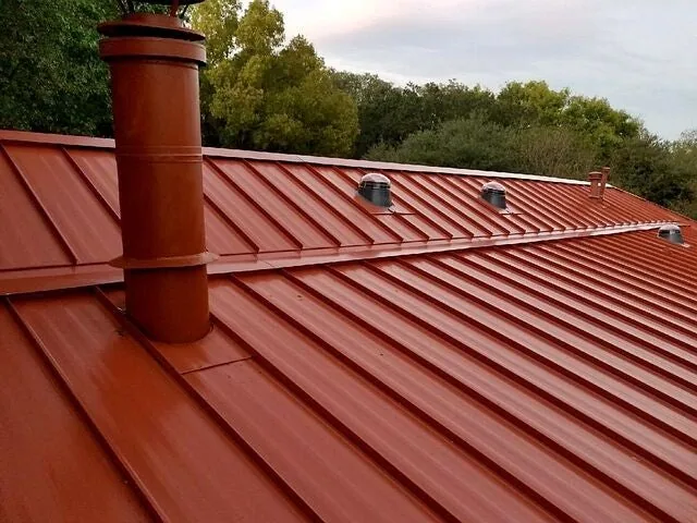 Bac acier — Une solution durable sur bâtiment annexe.