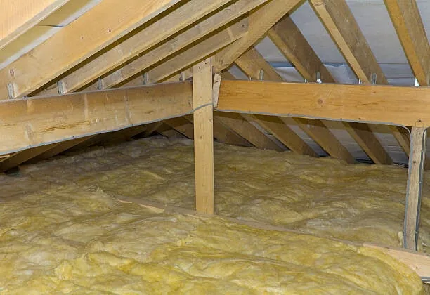 Charpente traditionnelle en bois avec isolation en laine minérale dans des combles