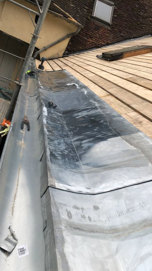 Chéneau — Chéneau en zinc entièrement refait
