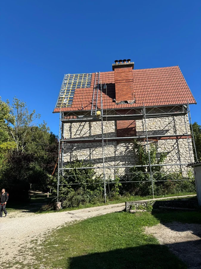 Échafaudage — Échafaudage complet monté autour d'une maison de caractère