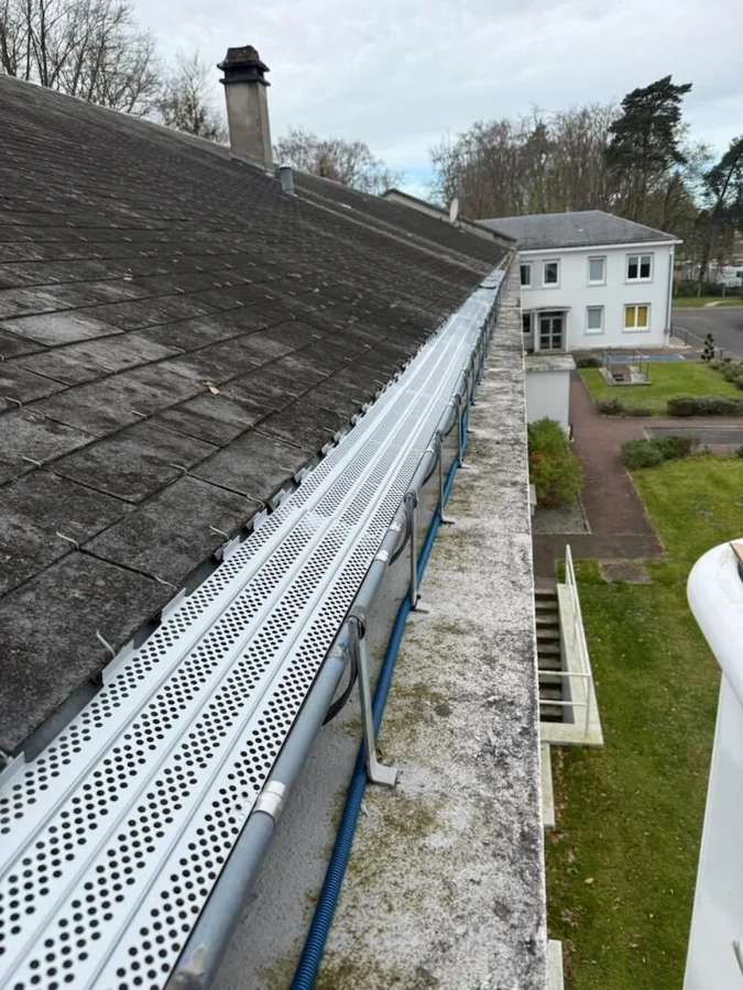 Gouttière — Gouttière équipée d'une protection contre les feuilles