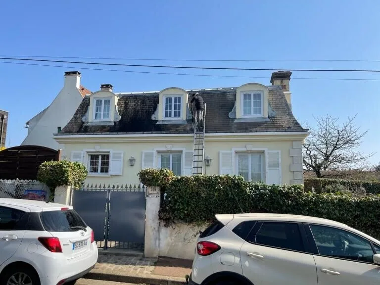 Maison bourgeoise, en chantier — Échafaudage monté sur toute la façade.