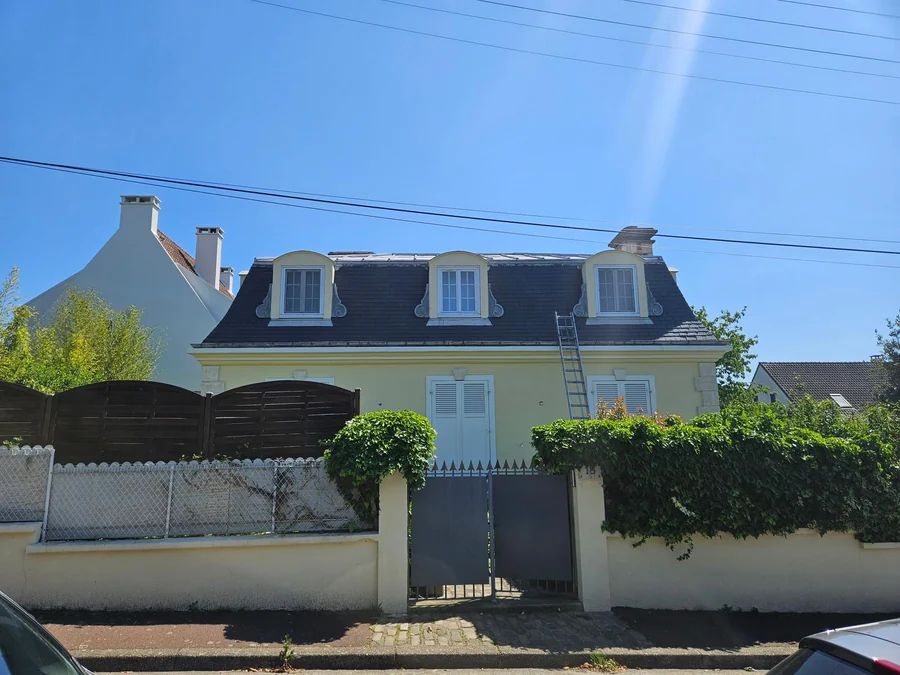 Bâti de caractère — Maison mansardée et sa couverture en ardoise