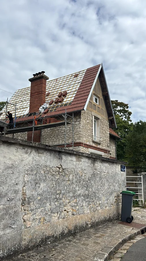 Bâti de caractère — Maison ancienne derrière son mur de pierre