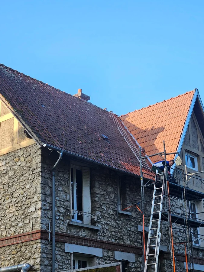 Bâti de caractère — Maison en pierre avec échafaudage, toiture en cours