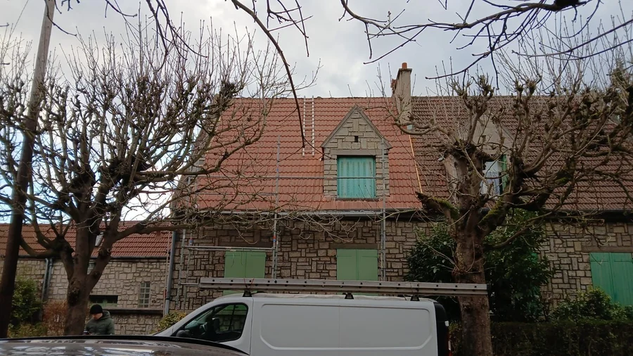 Maison de village et sa couverture en tuiles