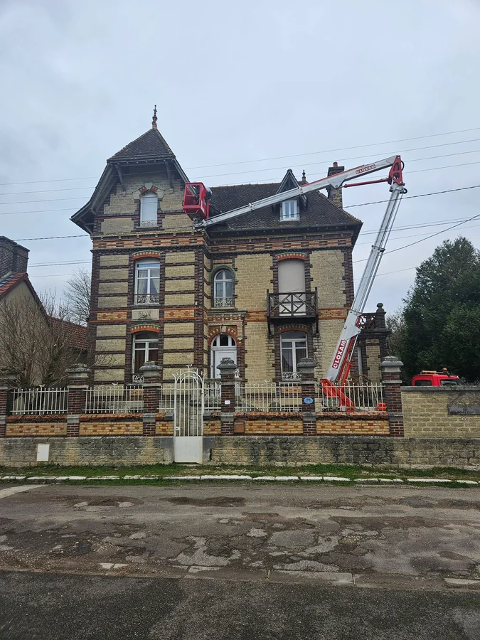 Accès par nacelle — Nacelle en place devant une maison de maître