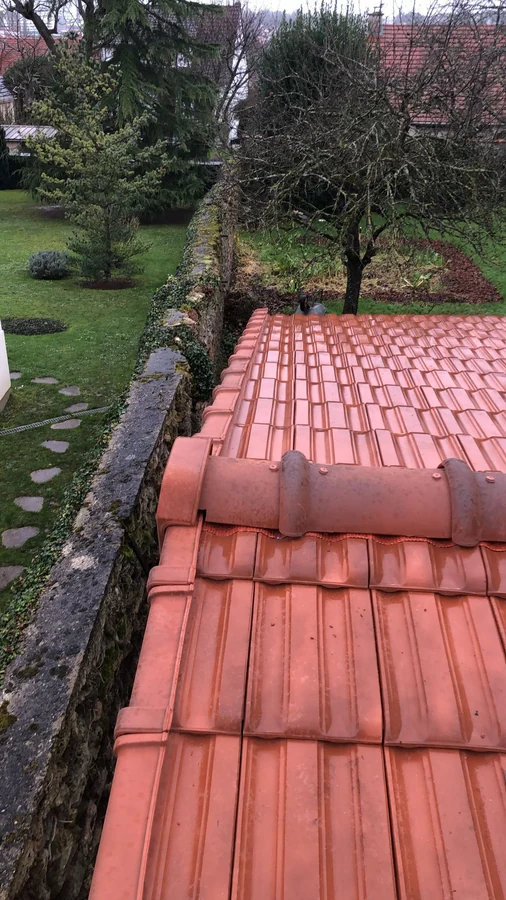 Toiture — Toiture en tuiles bordant un jardin clos