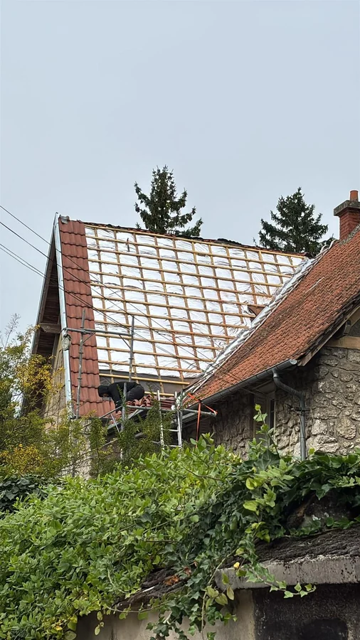 Toiture — Maison ancienne et sa couverture en tuiles plates