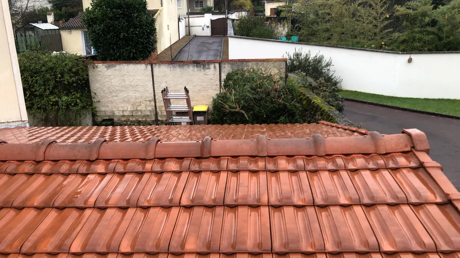 Couverture en tuiles — Couverture en tuiles le long d'un mur de clôture