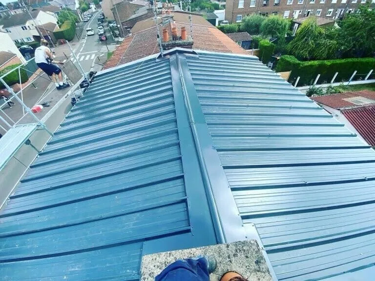 Faîtage et couverture en zinc sur une toiture de maison bourgeoise